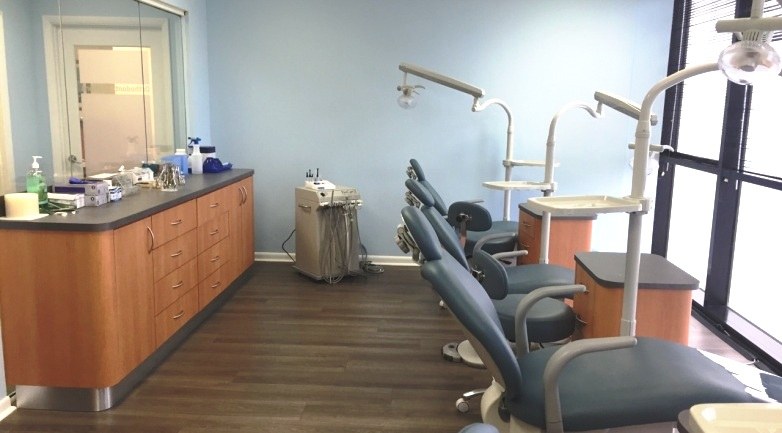 Side-by-side treatment chairs in our open-space operatory
